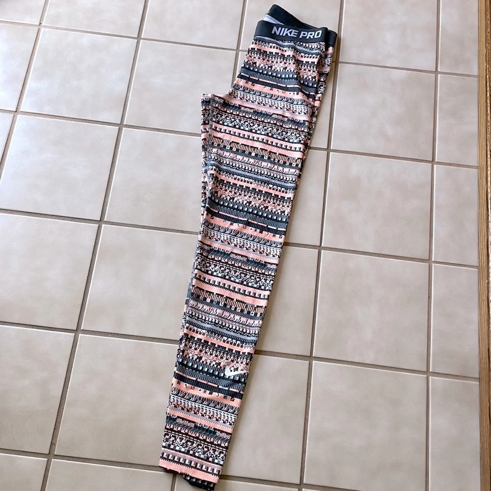 Nike Pro Women's Printed Training Leggings - Peach/Black